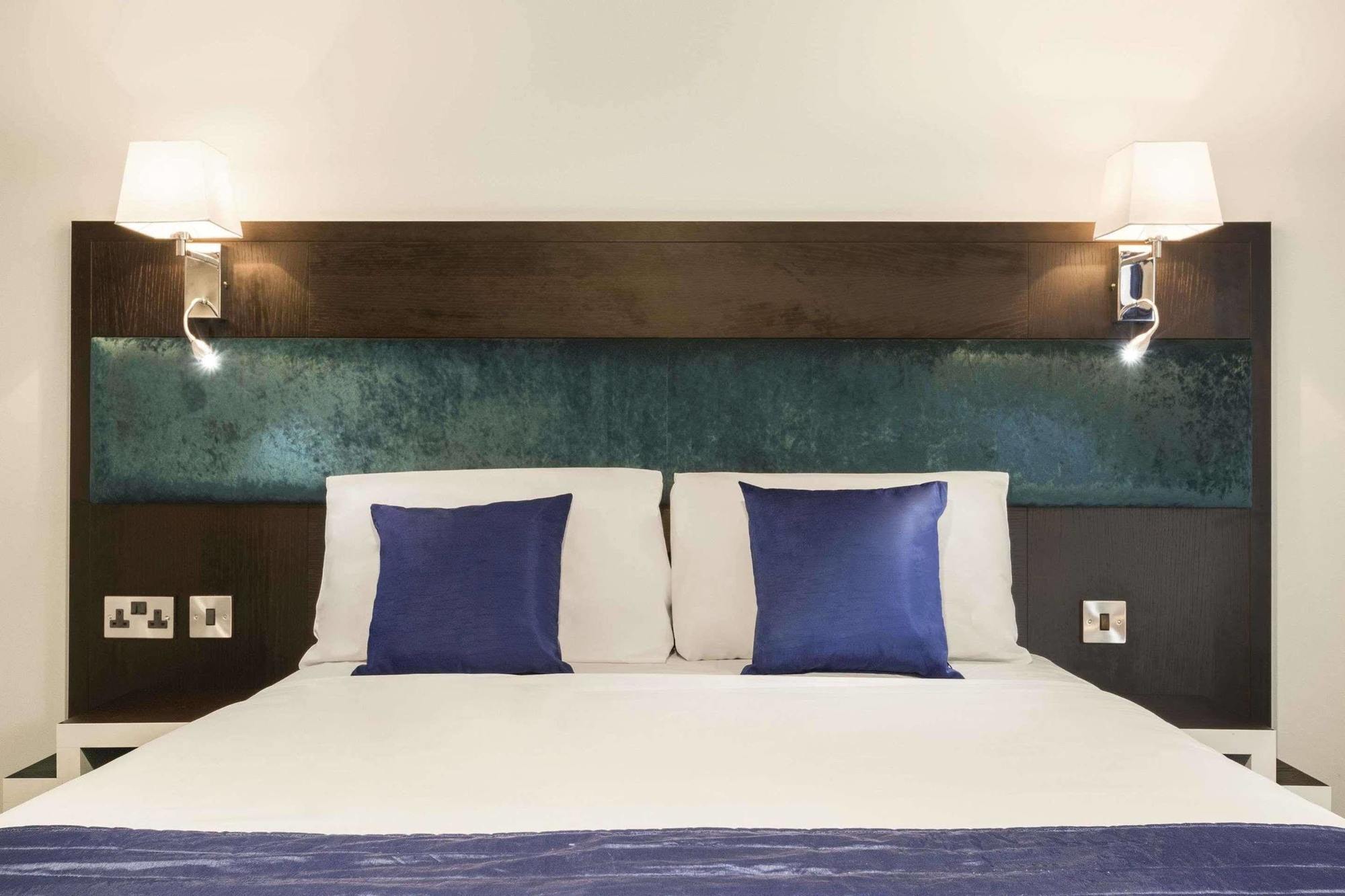 Hotel Ramada Oxford Waterstock Esterno foto